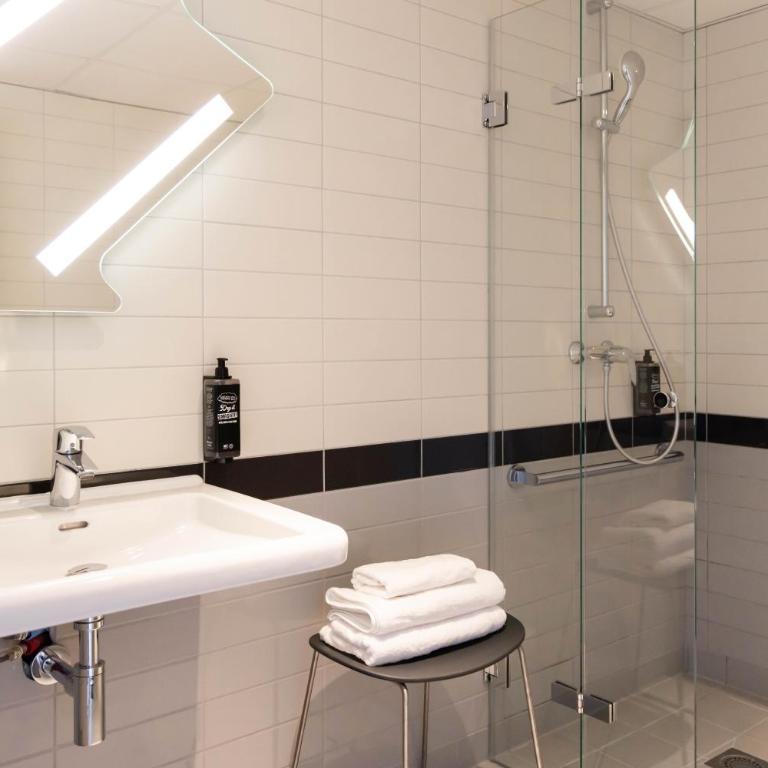 ibis Budget La Rochelle Centre gare - Chambre avec 1 Lit Double et 1 Lit Simple - Accessible aux Personnes à Mobilité Réduite - 8