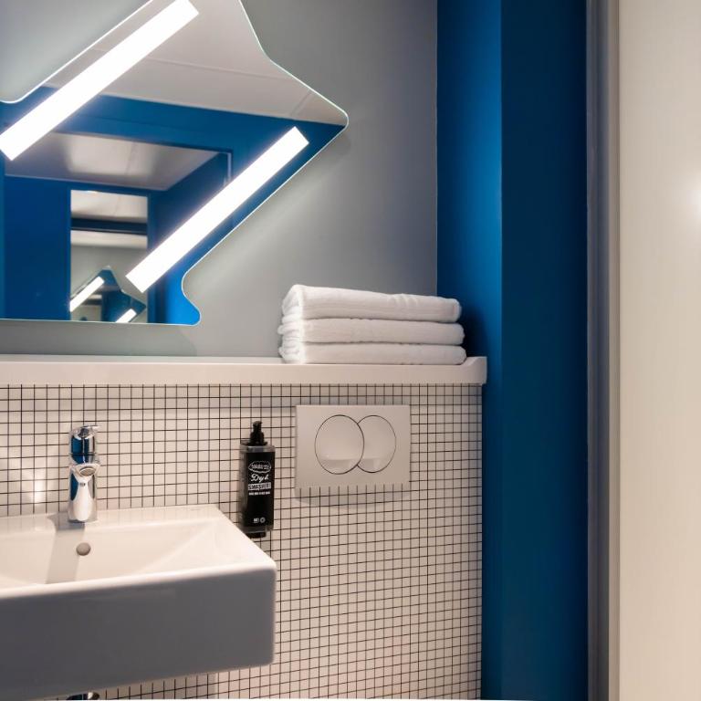 ibis Budget La Rochelle Centre gare - Chambre avec 1 Lit Double et 1 Lit Simple - 6