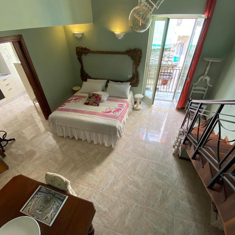 Casa Gioia, tra Palazzo Reale,Lungomare e Monte Echia - Appartamento con 3 Camere da Letto - 4