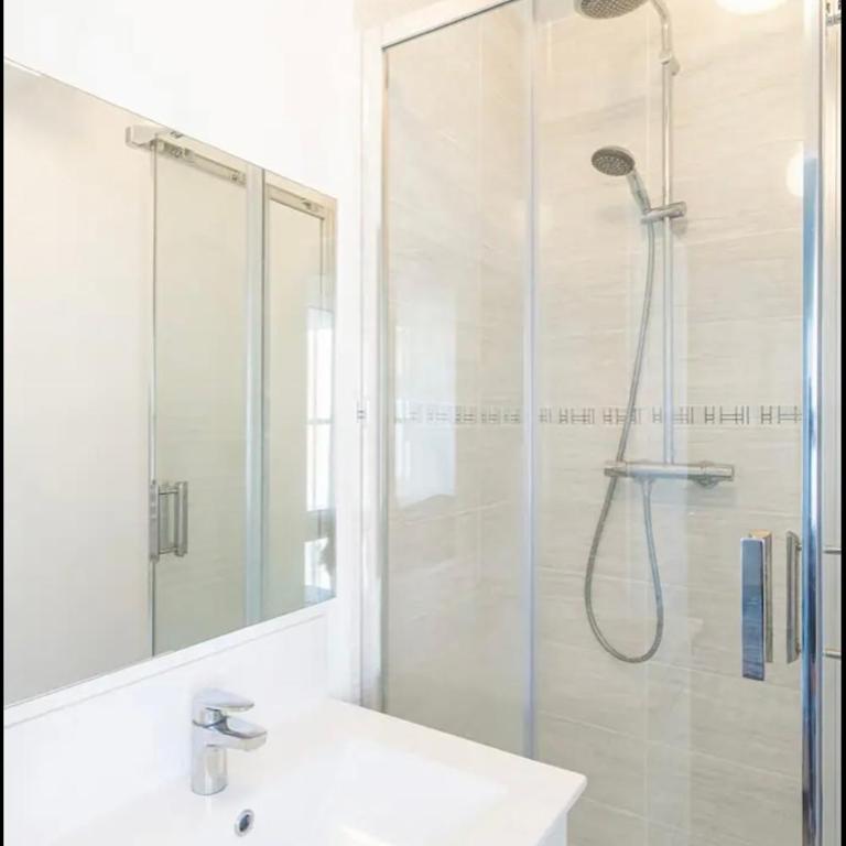 Dolce vita - proche gare - 3 chambres - 3 salles de bain - Apartment mit Dusche - 15