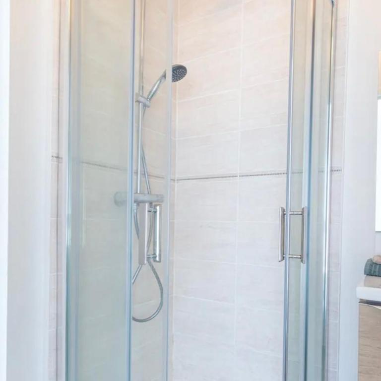Dolce vita - proche gare - 3 chambres - 3 salles de bain - Apartment mit Dusche - 17