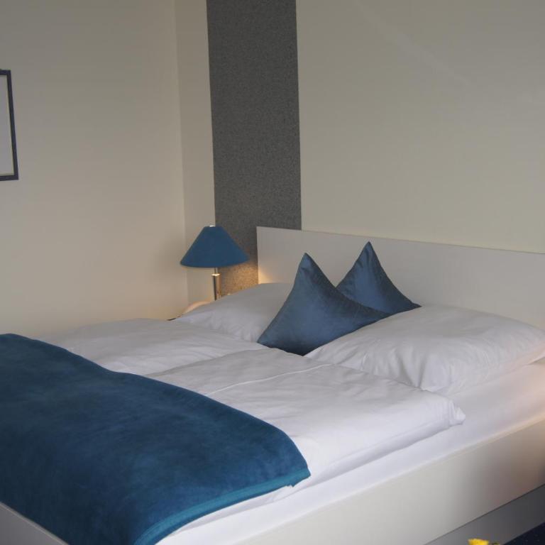 Hotel Christine - Doppelzimmer mit Dusche - 11