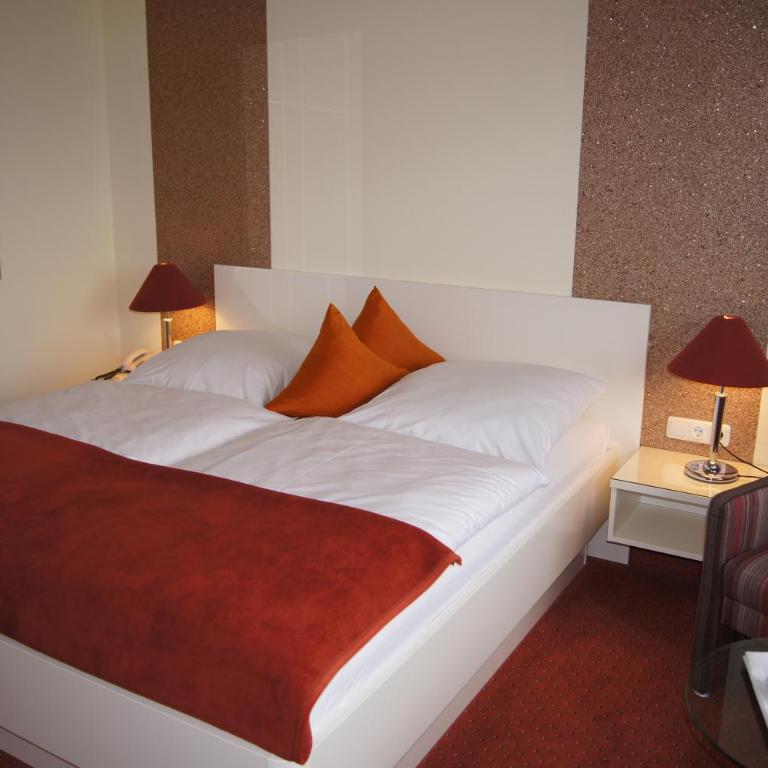 Hotel Christine - Doppelzimmer mit Dusche - 9