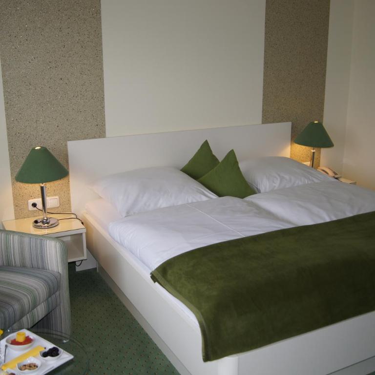 Hotel Christine - Doppelzimmer mit Dusche - 12