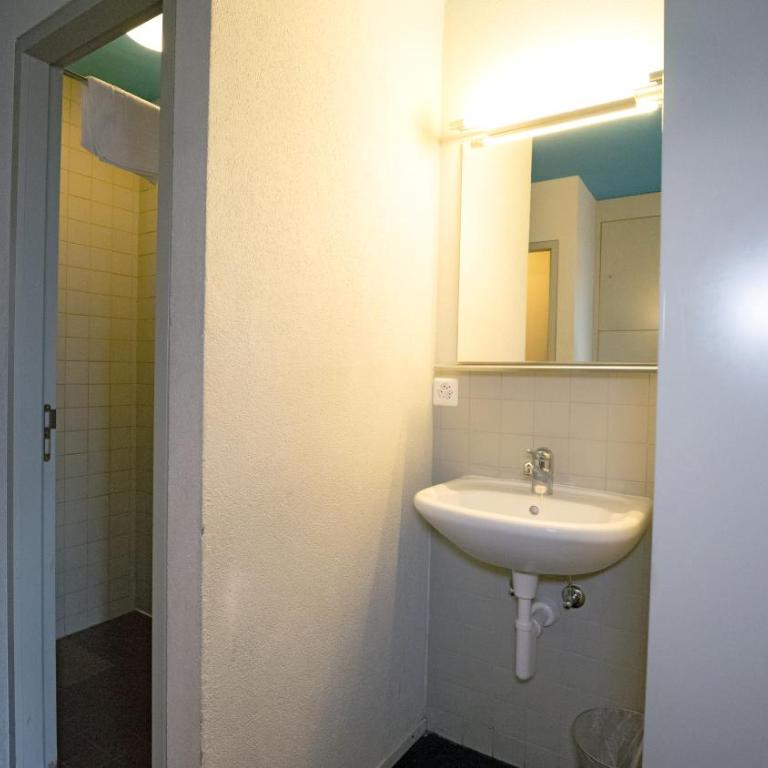 Zermatt Youth Hostel - Bett im 6-Bett-Schlafsaal mit Dusche - 1