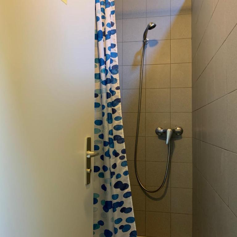 Hotel&Hostel Montarina - Dormitorio Privato con Bagno in Comune (5 Adulti) - 5