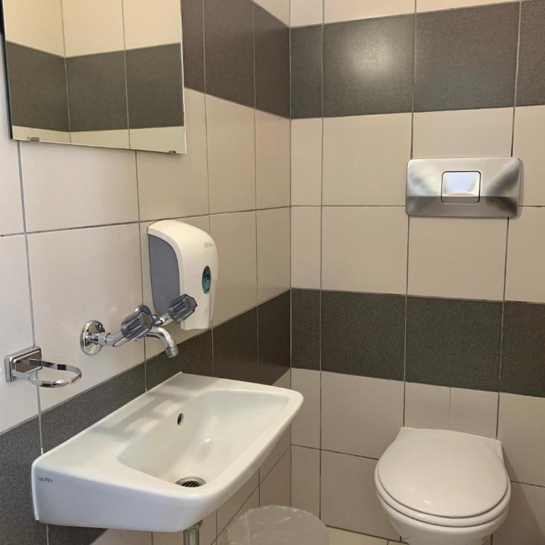 Hotel&Hostel Montarina - Dormitorio Privato con Bagno in Comune (5 Adulti) - 6