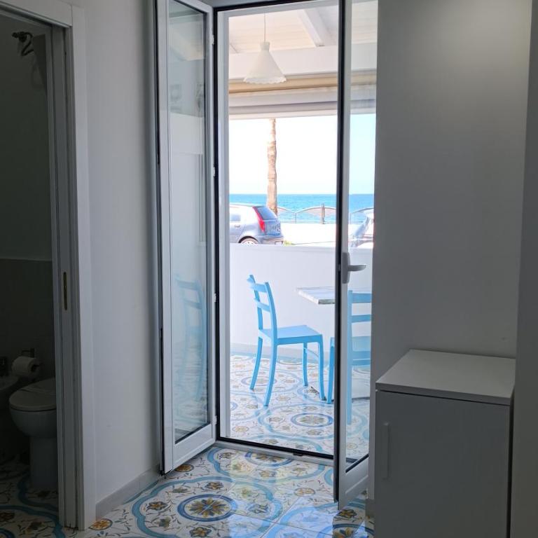 B & Beach - Camera Tripla Deluxe con Vista Mare - 5