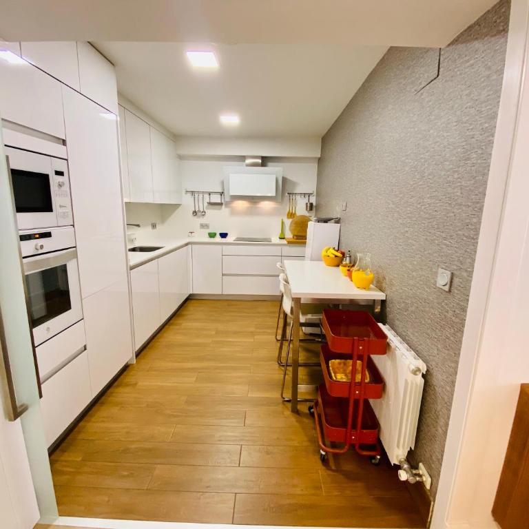 Apto de diseño centro parking calefacción aire wifi - Three-Bedroom Apartment - 12