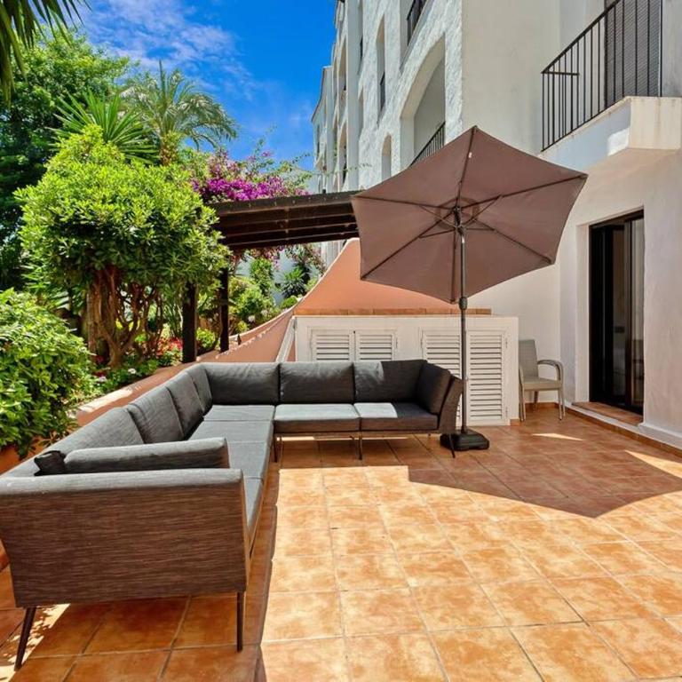 Modern 3 bed Apartment in Puerto Banus, Marbella - Three-Bedroom Apartment - 2