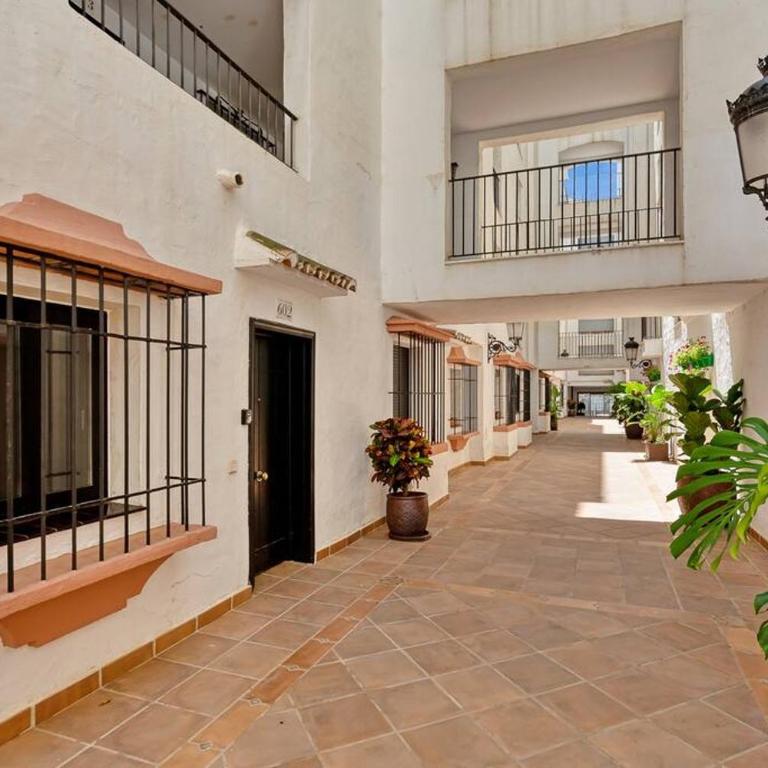 Modern 3 bed Apartment in Puerto Banus, Marbella - Three-Bedroom Apartment - 3