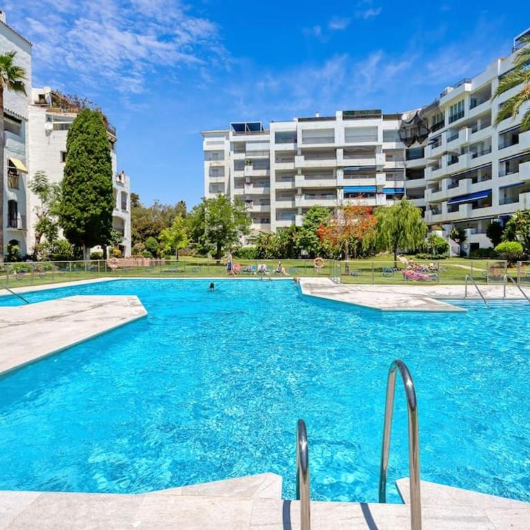 Modern 3 bed Apartment in Puerto Banus, Marbella - Three-Bedroom Apartment - 5