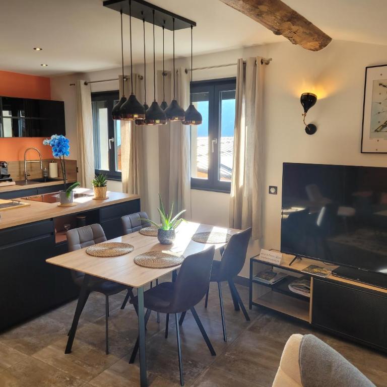 gîteduruisseau73, maison entière au coeur des Alpes, terrasse exposée sud, garage clos, 2 chambres, 2 salle de bains, en bordure de forêt, calme, détente et repos assurés ! - Maison 2 Chambres - 16
