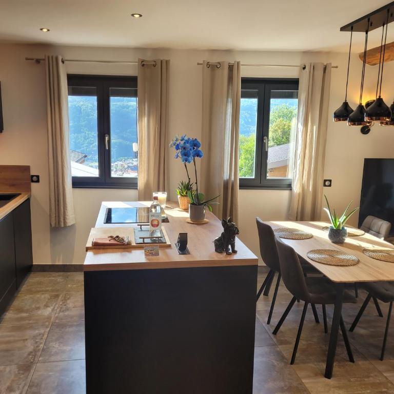 gîteduruisseau73, maison entière au coeur des Alpes, terrasse exposée sud, garage clos, 2 chambres, 2 salle de bains, en bordure de forêt, calme, détente et repos assurés ! - Maison 2 Chambres - 18