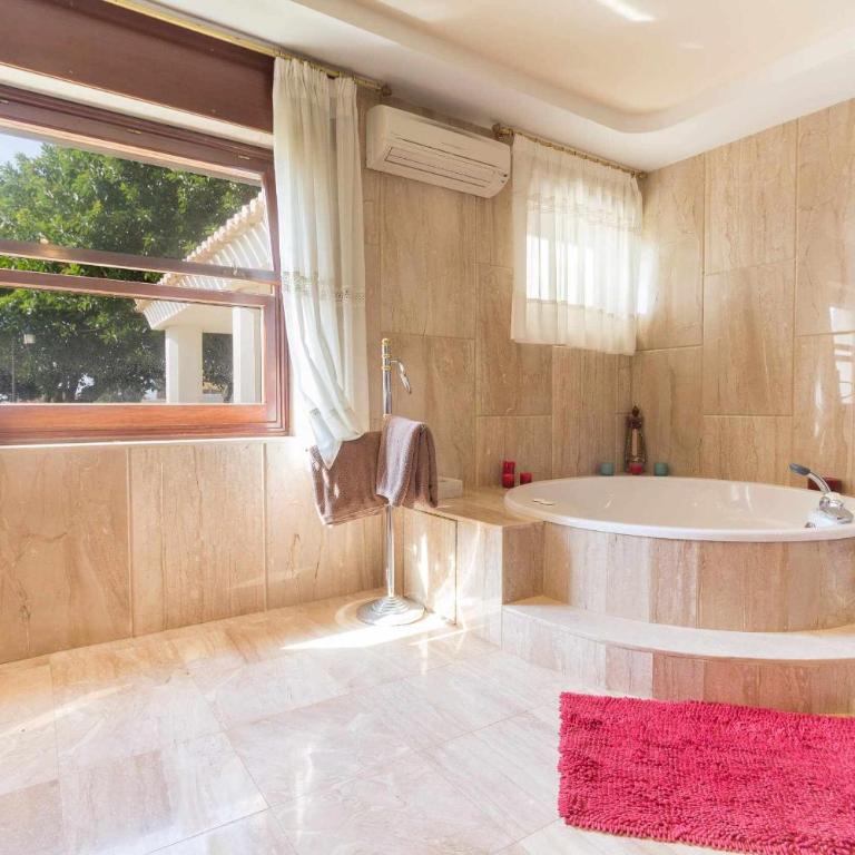 Castle Beach House. Luxury Beachfront Villa - Villa Deluxe - 39