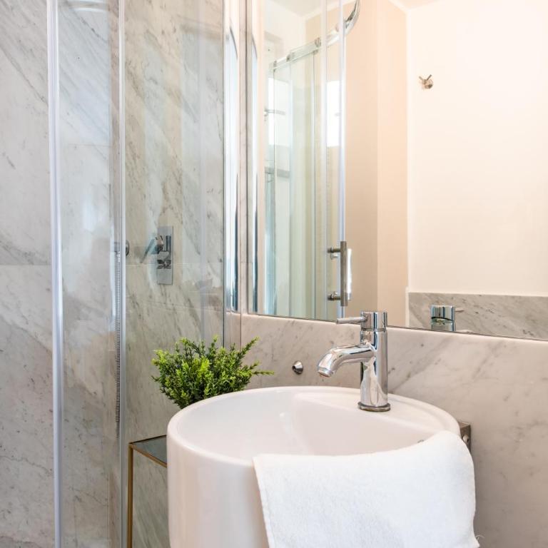 Moncada Suites & Apartments - Camera Matrimoniale con Bagno Privato - 5