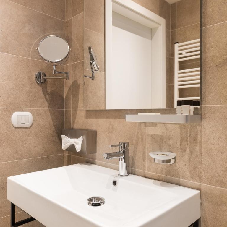 AT FORTY-ONE - Superior Double or Twin Room - 3