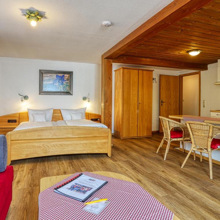 Zum Senn - Hotel Garni - Doppelzimmer mit Balkon - 8