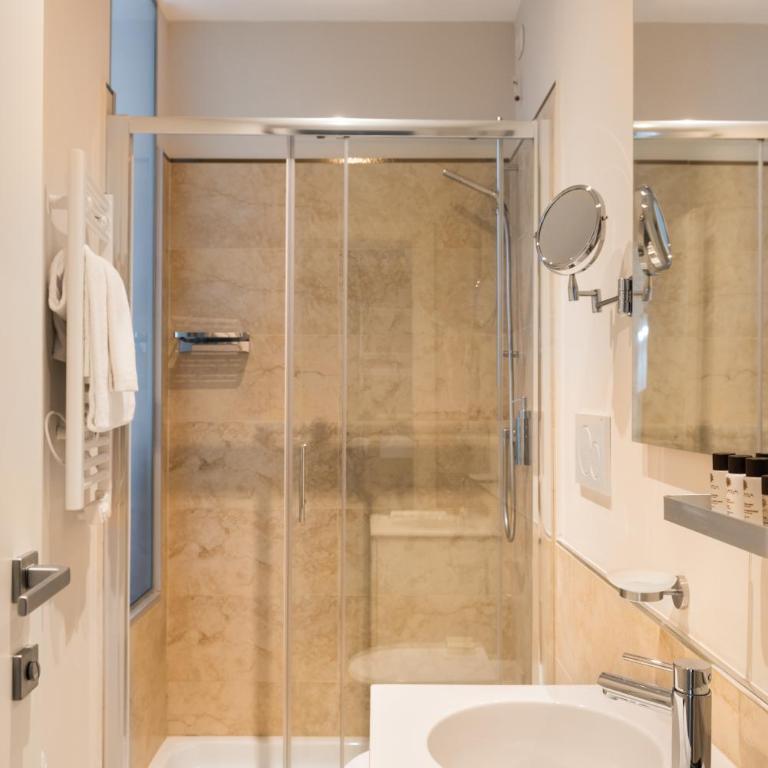 AT FORTY-ONE - Deluxe Suite with Spa Bath - 4