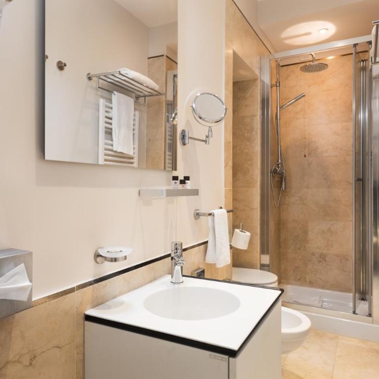 AT FORTY-ONE - Superior Double or Twin Room - 6