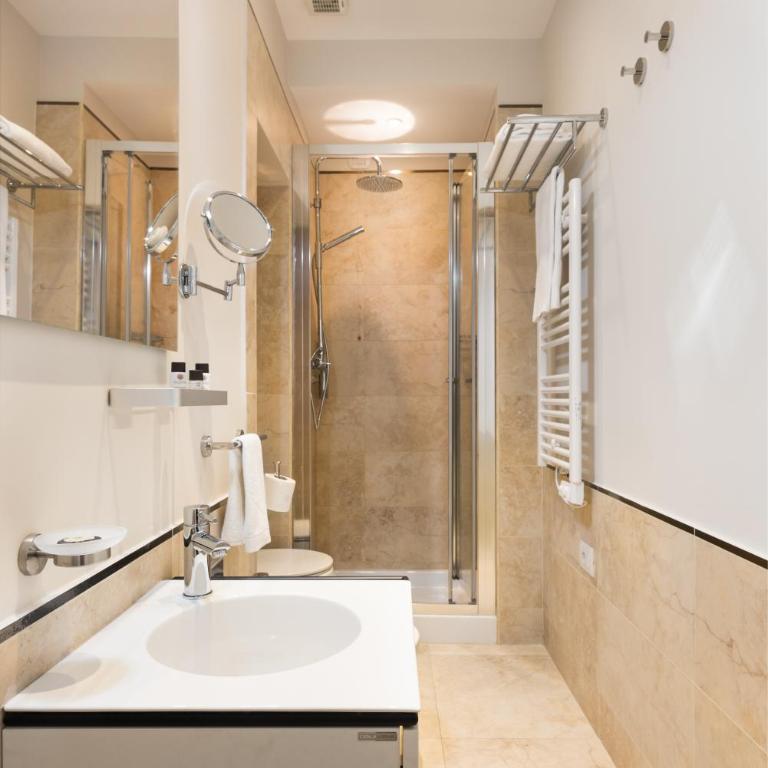 AT FORTY-ONE - Superior Double or Twin Room - 7