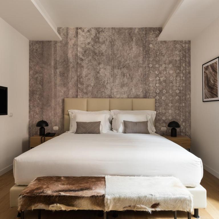AT FORTY-ONE - King Suite with Spa Bath - 2