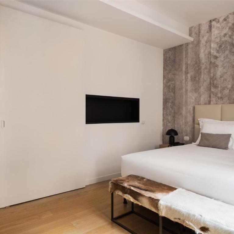AT FORTY-ONE - King Suite with Spa Bath - 5