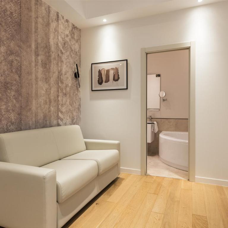 AT FORTY-ONE - King Suite with Spa Bath - 4
