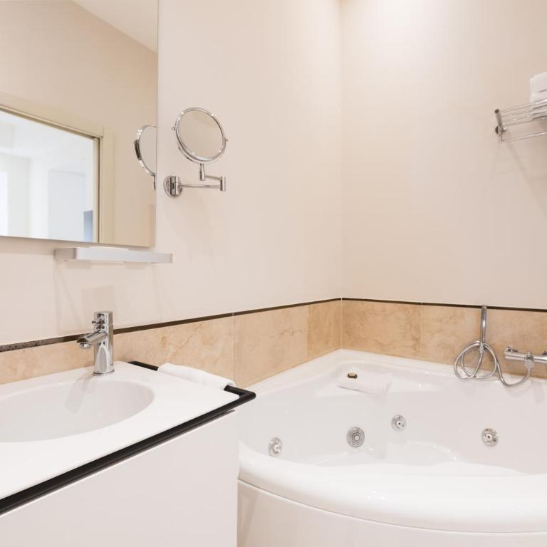 AT FORTY-ONE - King Suite with Spa Bath - 7