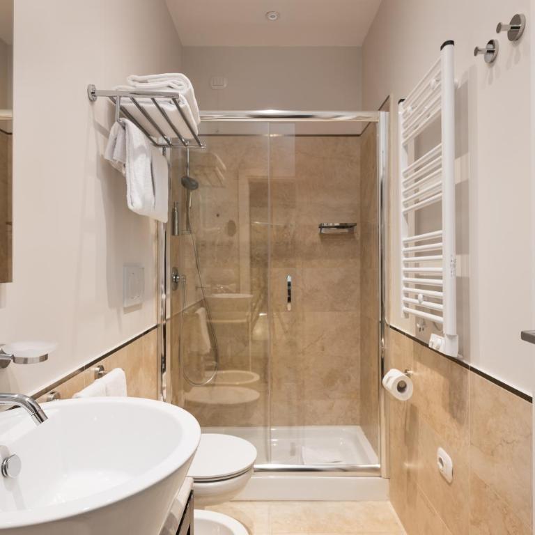 AT FORTY-ONE - Superior Double or Twin Room - 6