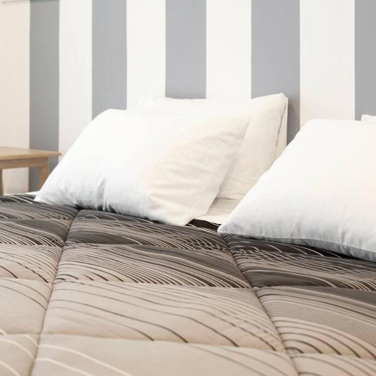 Beautiful loft. King size bed. 150 Mbps internet. - One-Bedroom Apartment - 18