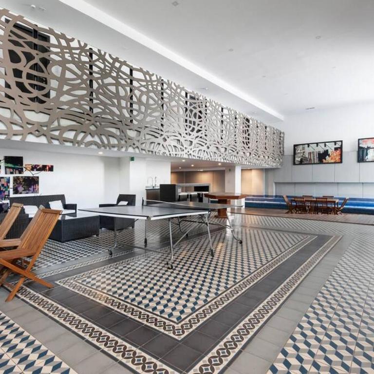 Beautiful loft. King size bed. 150 Mbps internet. - One-Bedroom Apartment - 20