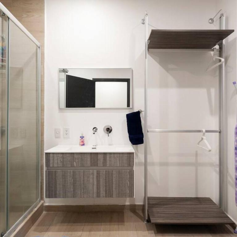 Beautiful loft. King size bed. 150 Mbps internet. - One-Bedroom Apartment - 24