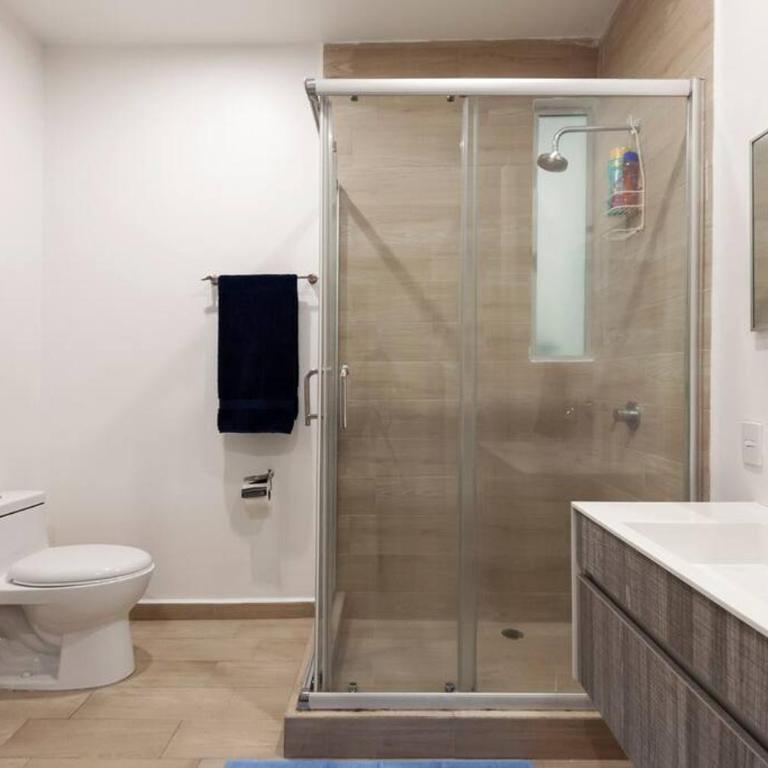 Beautiful loft. King size bed. 150 Mbps internet. - One-Bedroom Apartment - 31