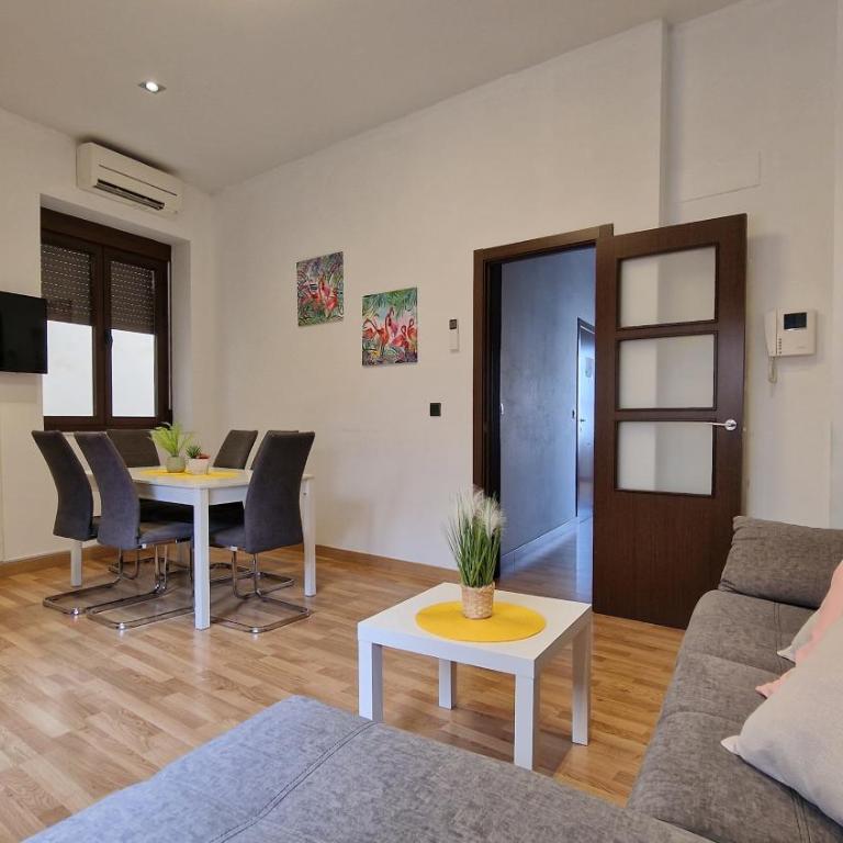 Imeda Apartamentos Escudo del Carmen 19 - Three-Bedroom Apartment - 12