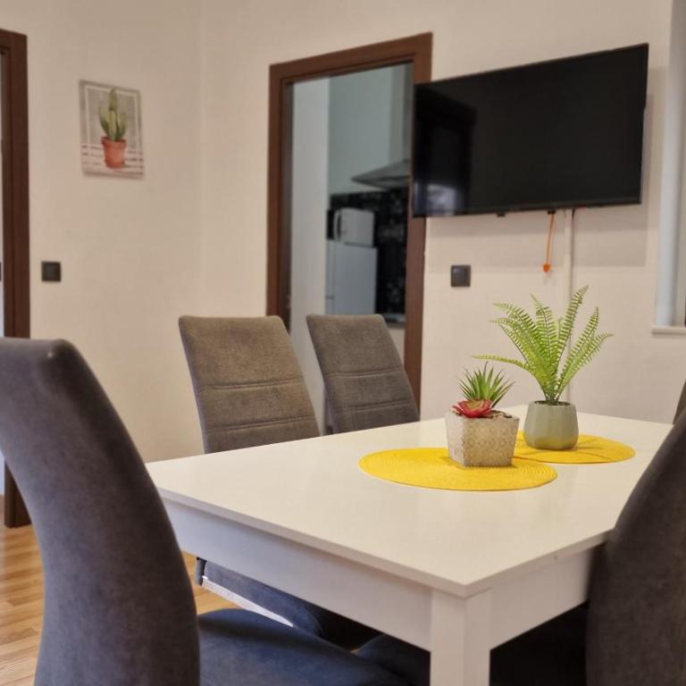 Imeda Apartamentos Escudo del Carmen 19 - Three-Bedroom Apartment - 4