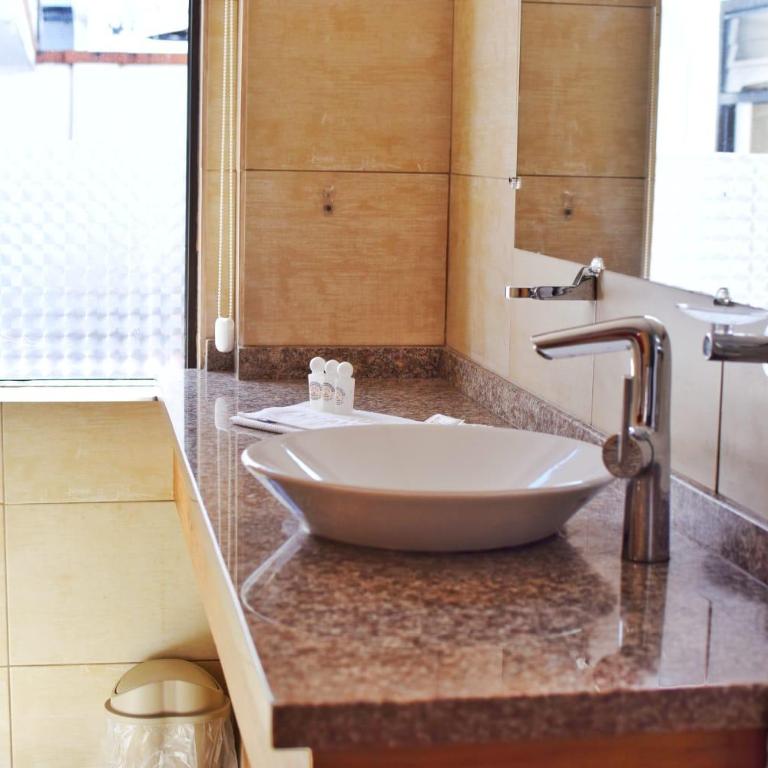 Hotel Ambassador - Habitación Cuádruple Clásica - 1