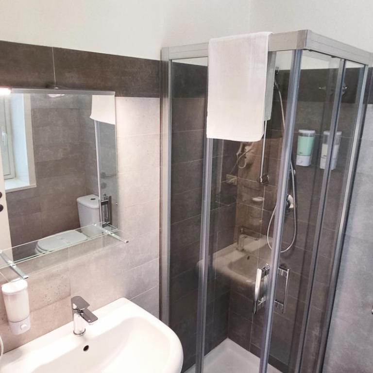 Marricrio House - Double Room with Private Bathroom - 4