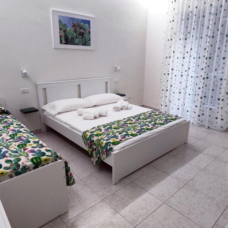 Marricrio House - Triple Room with Shared Bathroom - 2