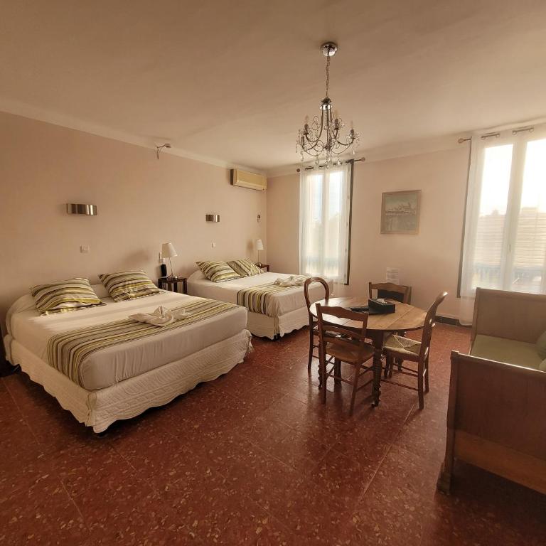 Hotel Du Forum - Chambre Quadruple - 10