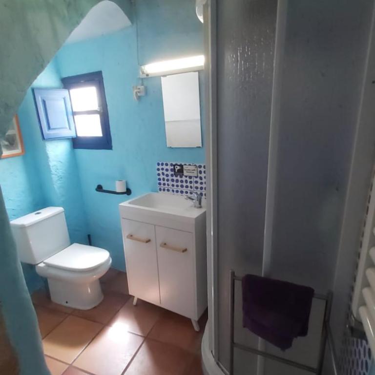 Amaka House - Quadruple Room with Private Bathroom - 12