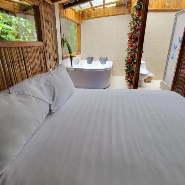 Mindo GlamBird Glamping & Lodge - Suite with Hot Tub - 3