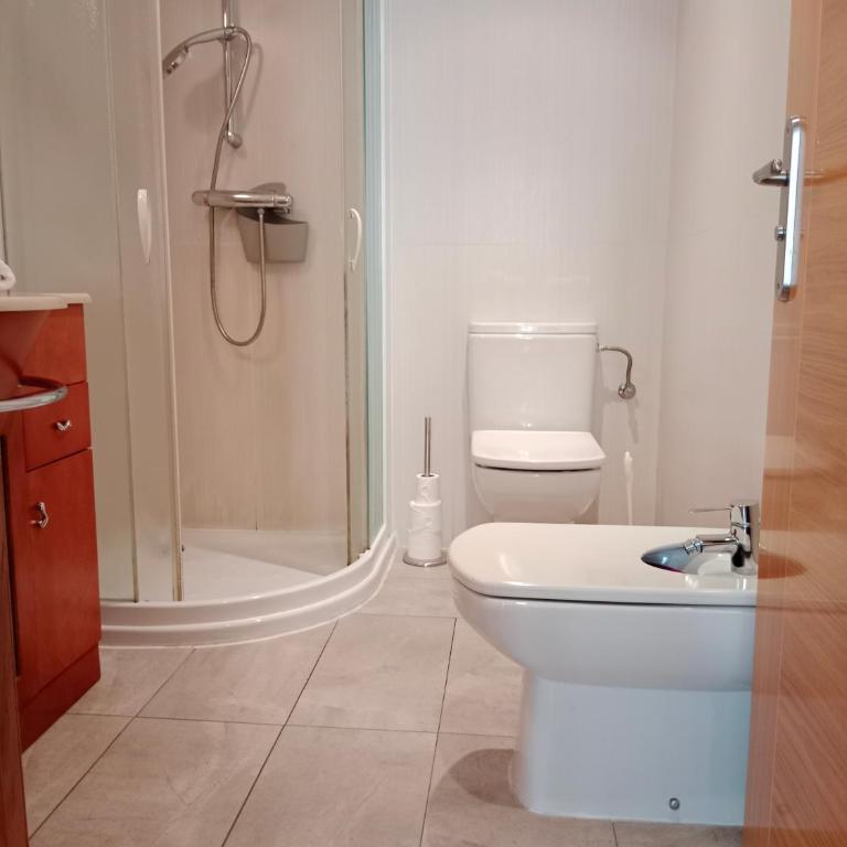 Pensión San Vicente - Habitación Familiar con baño privado - 10
