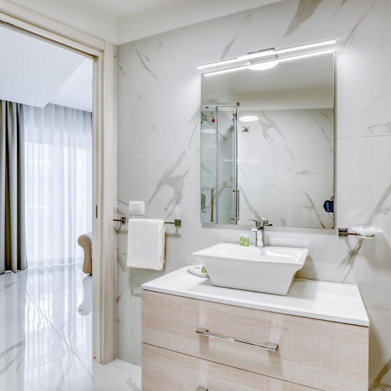 Vomero High Hotel - Deluxe Triple Room - 17