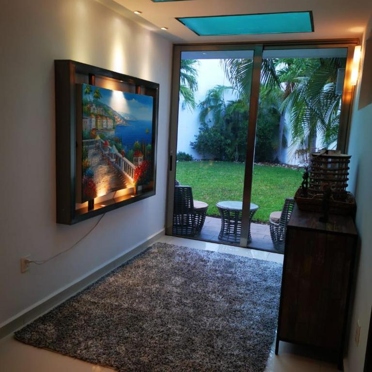 Spacious Home with Centric Location - Casa de 3 dormitorios - 2
