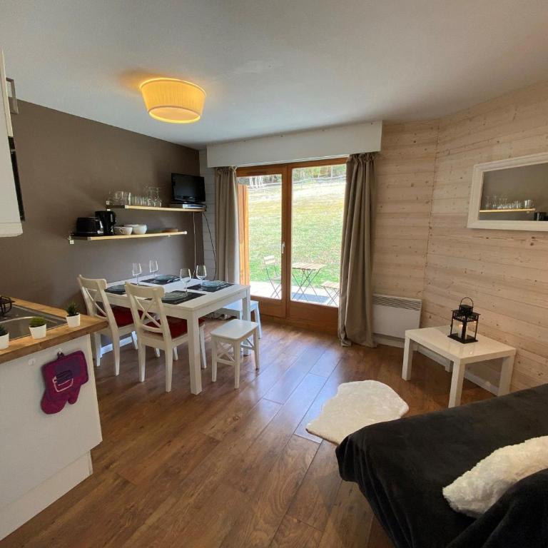 Appartement moderne avec terrasse, 6 personnes, parking inclus - FR-1-198-217 - Appartement (6 Adultes) - 1