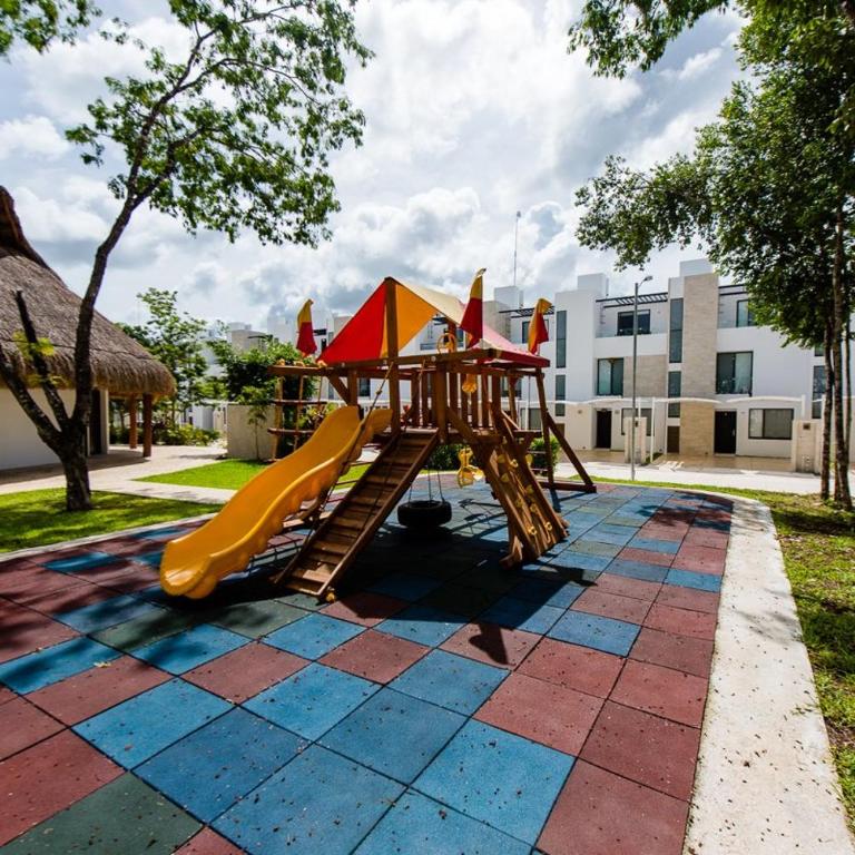 Charming & Comfortable House, 15 min to Downtown - Three-Bedroom House - 34