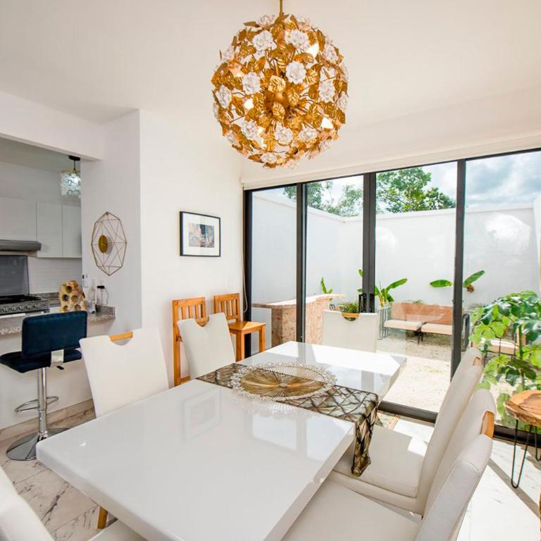 Charming & Comfortable House, 15 min to Downtown - Three-Bedroom House - 10