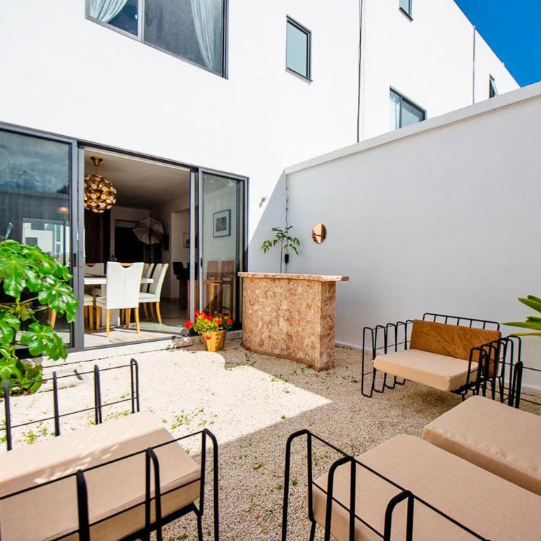 Charming & Comfortable House, 15 min to Downtown - Three-Bedroom House - 8