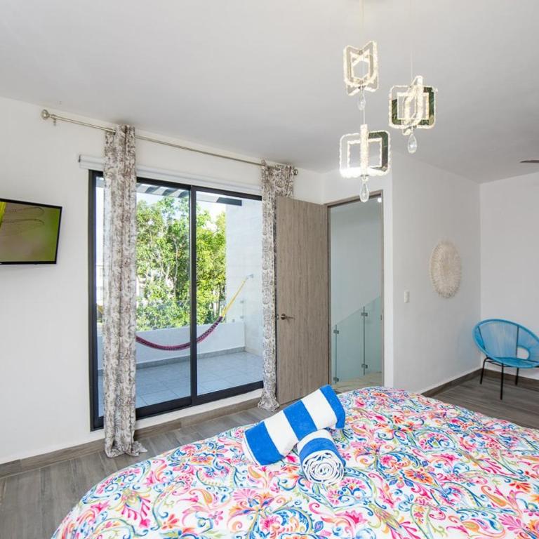 Charming & Comfortable House, 15 min to Downtown - Three-Bedroom House - 16